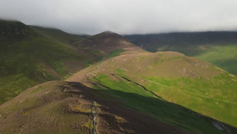 Cat-Bells-Path-Am-Frühen-Morgen-Lake-District-Cumbria-UK-Drohnenaufnahmen