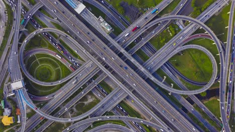 tiempo transcurrido de la intersección de carreteras, autopistas en la ciudad moderna