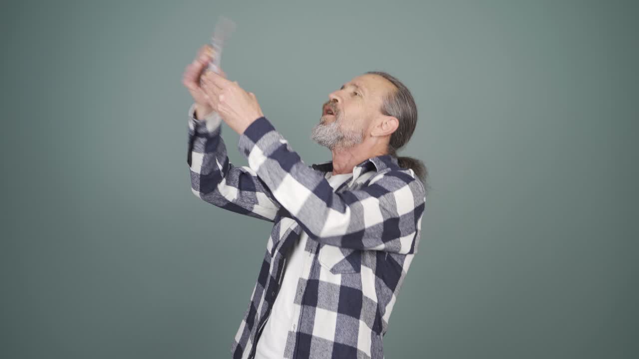 al hombre le encanta el dinero.