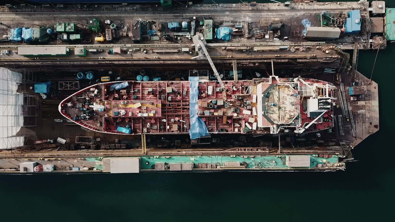 조선소 부두에 있는 대형 화물선 위를 날고 있는 드론