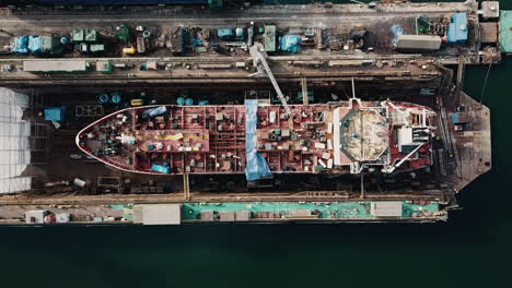 drone volando sobre el gran buque de carga en los muelles del astillero