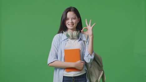 el estudiante muestra un gesto de "ok".