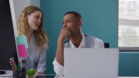 Man-and-woman-discussing-at-the-office