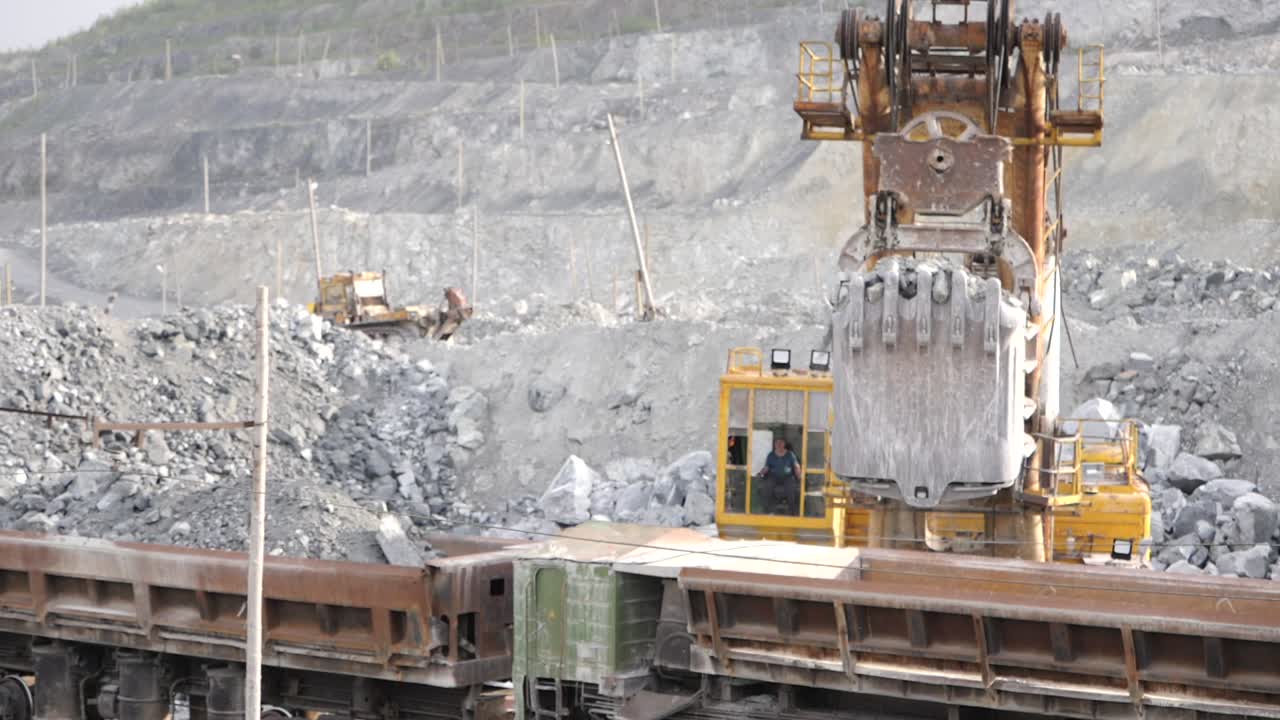 загрузка в шахту на открытом воздухе