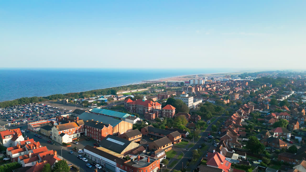 sumérgete en el mundo de skegness, lincolnshire, con este hipnotizante video aéreo, capturando su bulliciosa ciudad y su hermosa costa