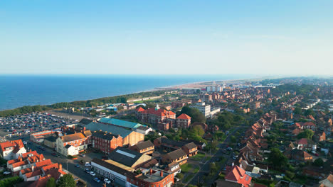 Tauchen-Sie-Ein-In-Die-Welt-Von-Skegness,-Lincolnshire,-Mit-Diesem-Faszinierenden-Luftbildvideo,-Das-Die-Geschäftige-Stadt-Und-Die-Wunderschöne-Küste-Einfängt