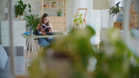 Konzentrierte-Studentin-Lernt-Schreibtisch