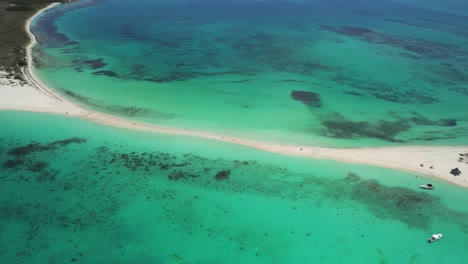 cayo de agua en los rocas con aguas claras turquesas y un banco de arena, vista aérea