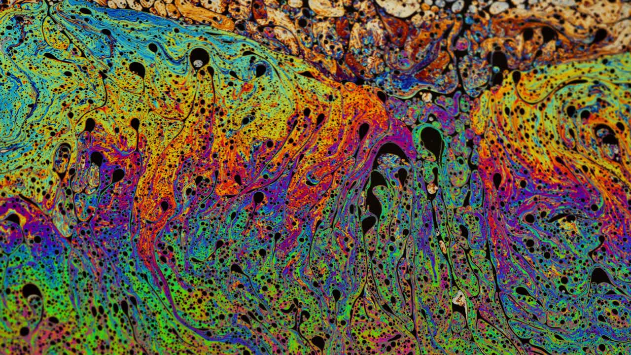 toma abstracta de primer plano de la superficie de la película de jabón girando alrededor