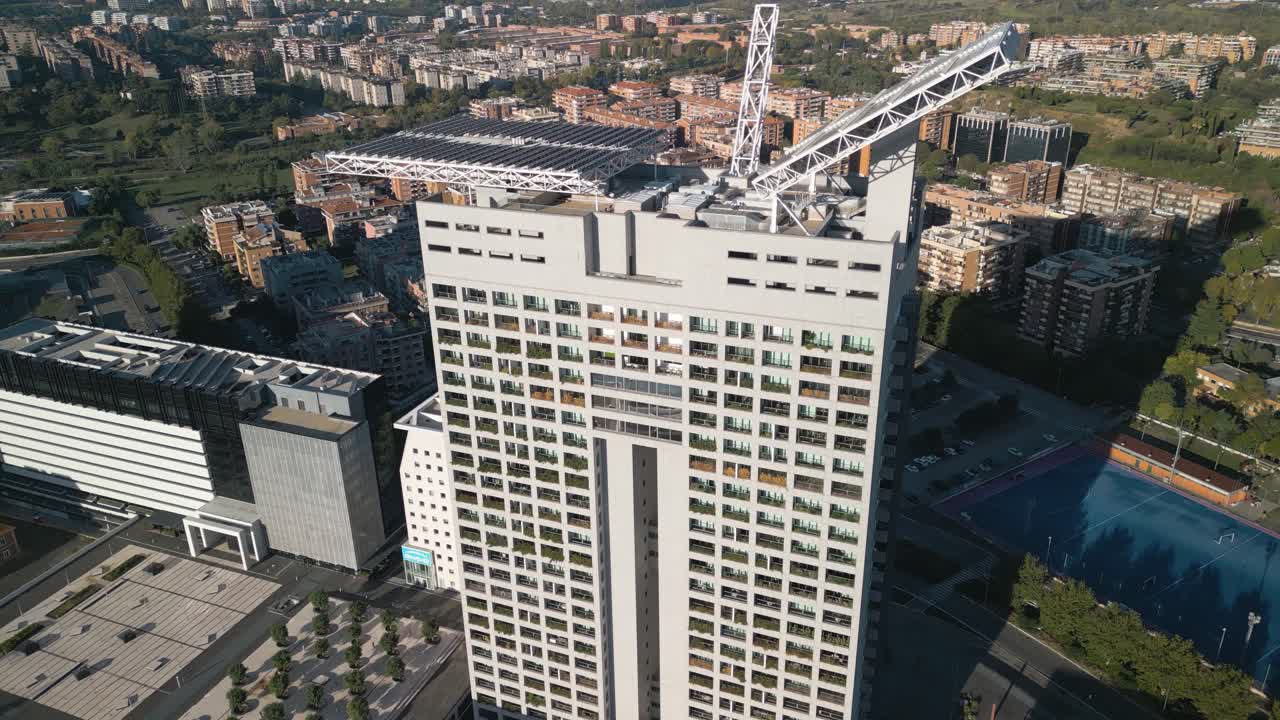 vista a vista de pájaro de la torre eurosky, el edificio más alto de roma, italia
