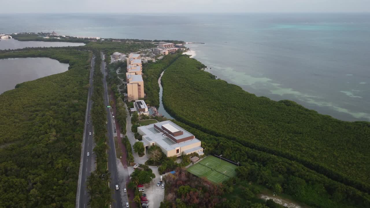 tomada aérea que establece filas de resorts a lo largo del puente de punta nizuc, cancún