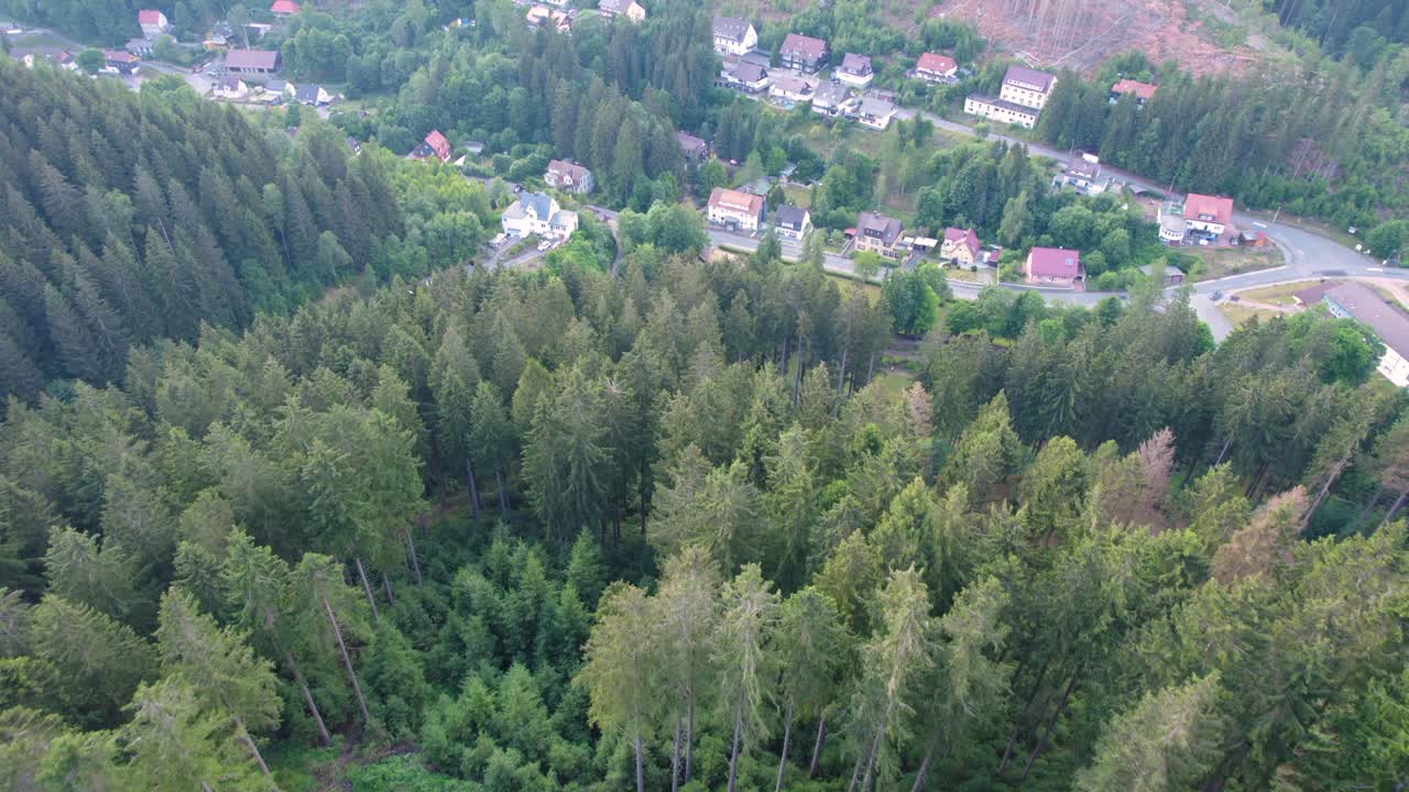 aldea en las montañas de harz, alemania, rodeada de parches desnudos de bosque