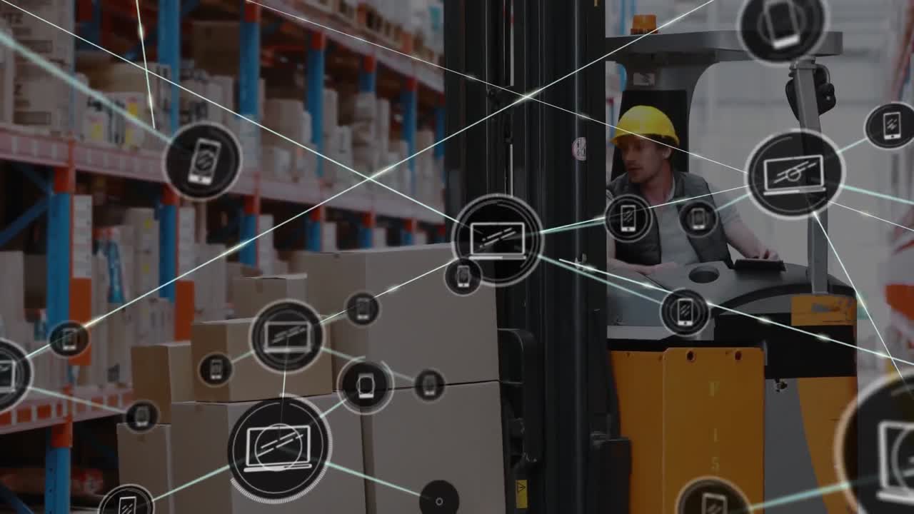 red de iconos digitales contra un trabajador caucásico que usa una carretilla elevadora en un almacén
