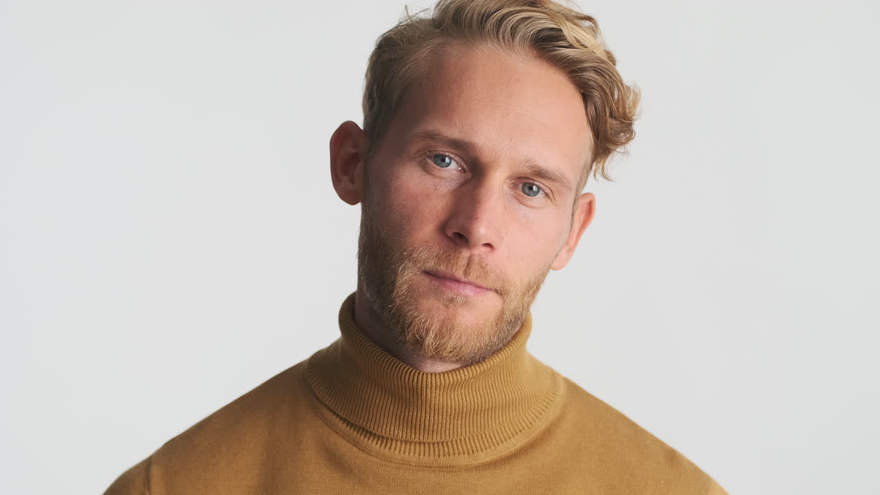 금발 모델이 포즈를 취하고 있습니다.