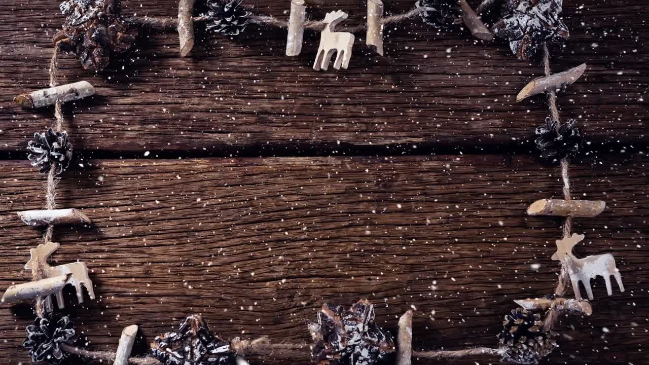 nieve cayendo con decoraciones de navidad en madera