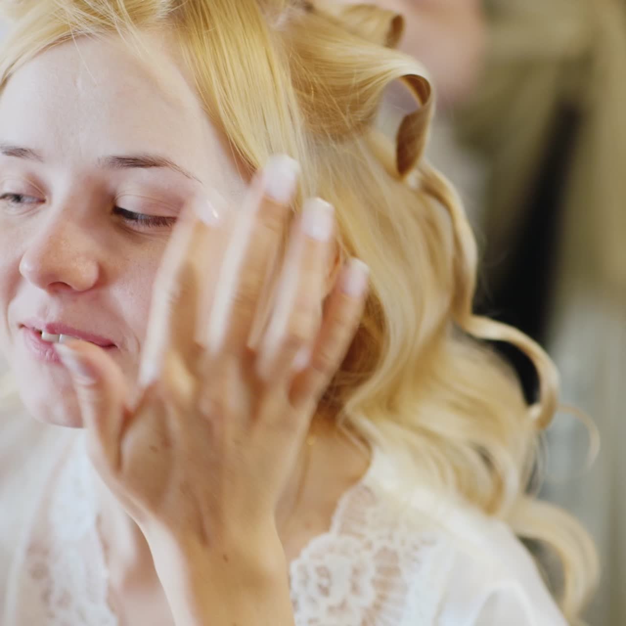 그녀의 결혼식을 준비하는 젊은 예쁜 여자 04