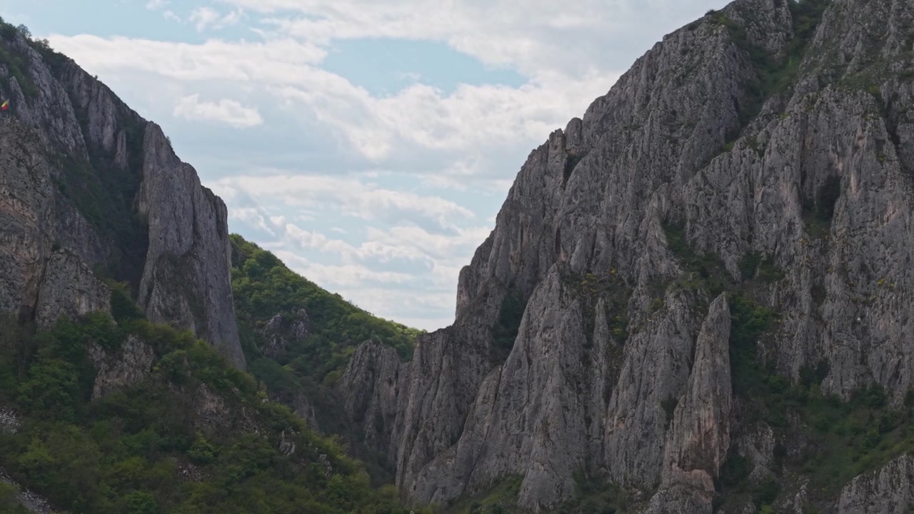Paisagem de cânion montanhoso rochoso com penhascos dramáticos