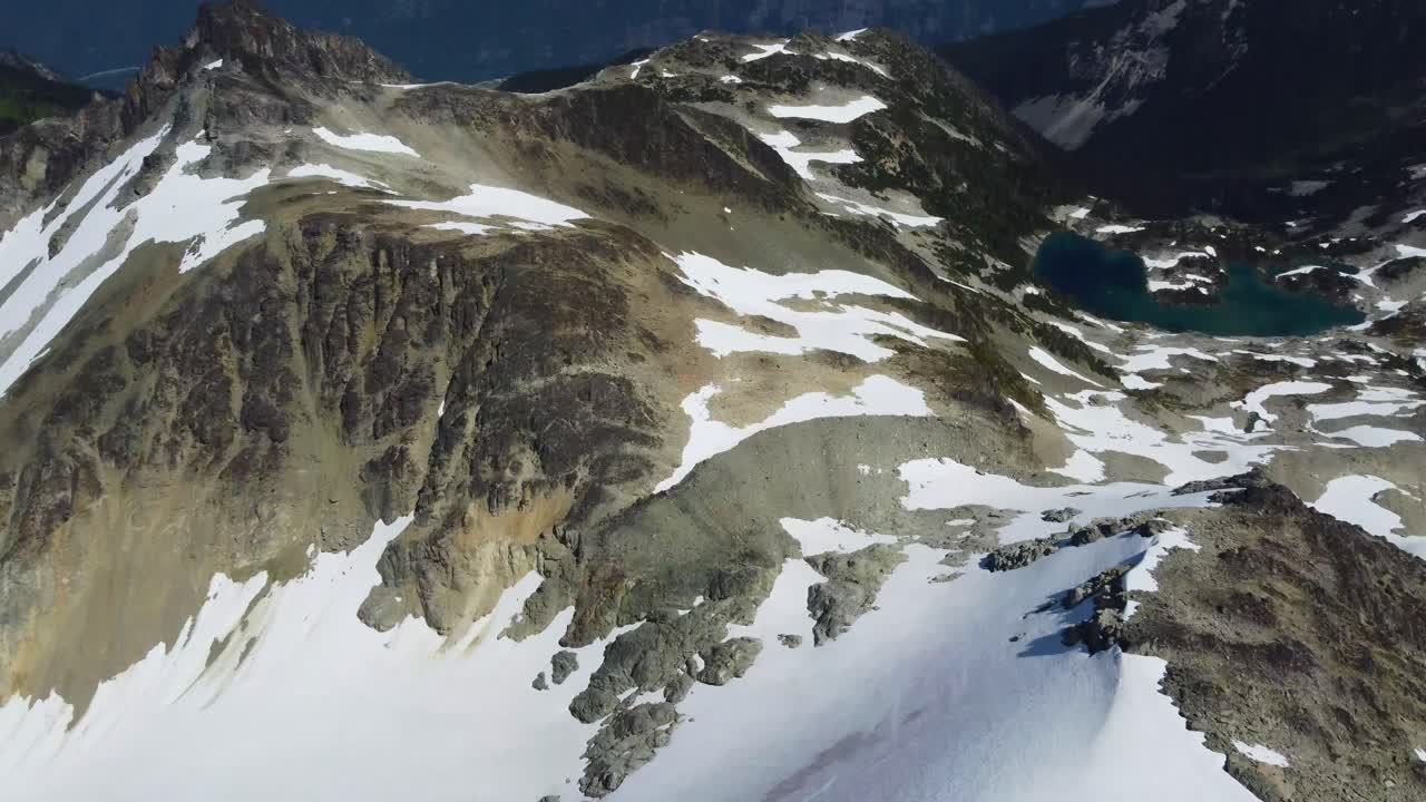 Ripresa aerea veloce in tilt di un paesaggio montano innevato nella Columbia Britannica, Canada, in 4K con drone
