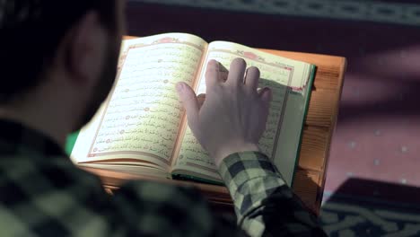 musulmán joven leyendo quran mezquita 3