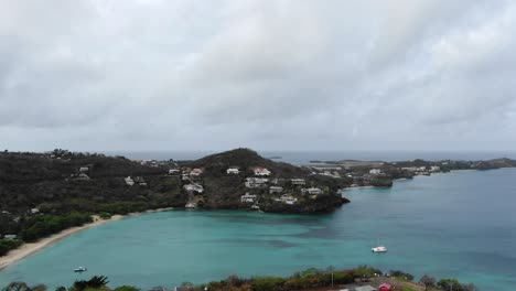 Vista-De-Día-Nublado-De-La-Playa-De-Morne-Rouge-En-Granada-Con-Tranquilas-Aguas-Color-Turquesa