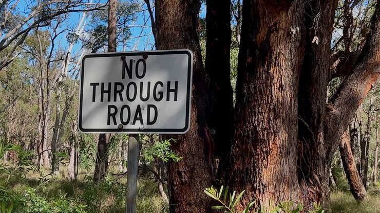 Cartello di divieto di transito, bush dell'Australia Occidentale, alberi del Parco Nazionale di Glen Forest