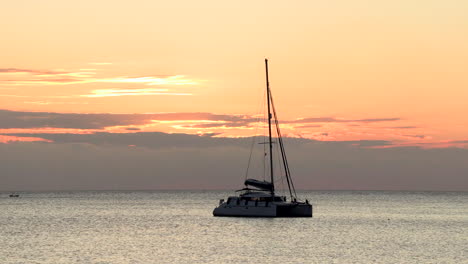 Zeitraffer-Des-Sonnenuntergangs-Am-Strand-Von-Cala-Codolar,-Ibiza,-Spanien