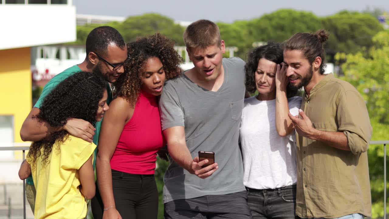 jóvenes amigos emocionales que usan teléfonos inteligentes