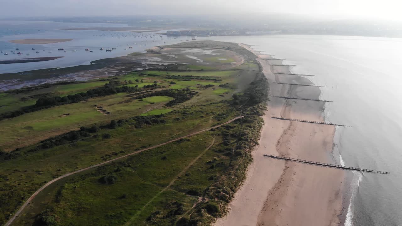 vista aérea a lo largo de la playa vacía de dawlish warren en el sur de devon