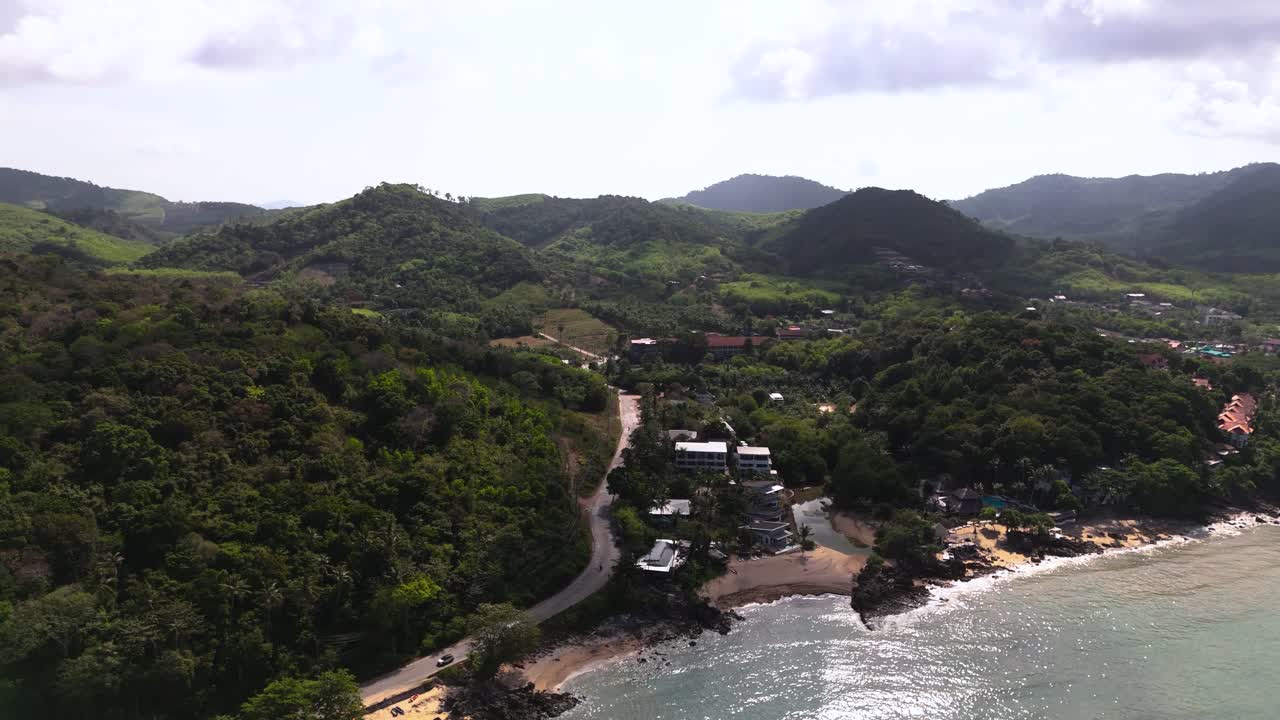 Koh Lanta, playa, carretera y bosque denso, vista de dron.