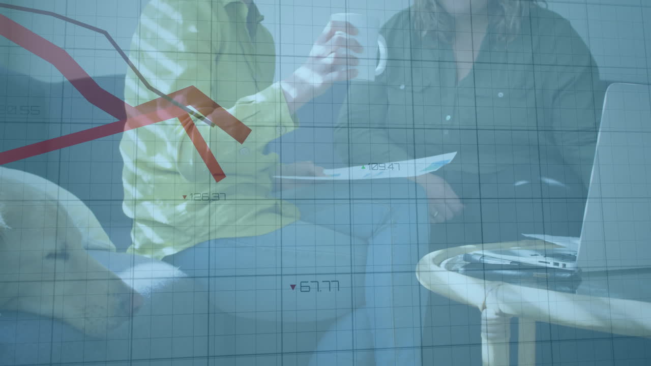 다양한 동료들이 사무실에서 일을 논의하는 금융 데이터 처리의 애니메이션