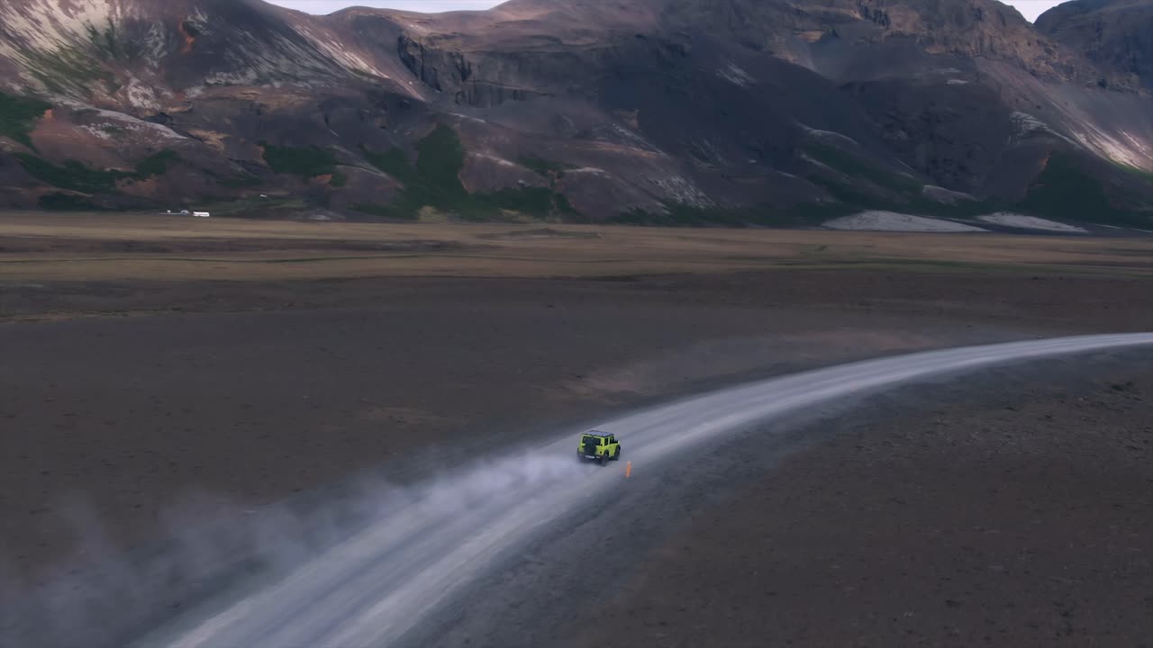 toma aérea de seguir un automóvil en islandia durante el verano de 2019