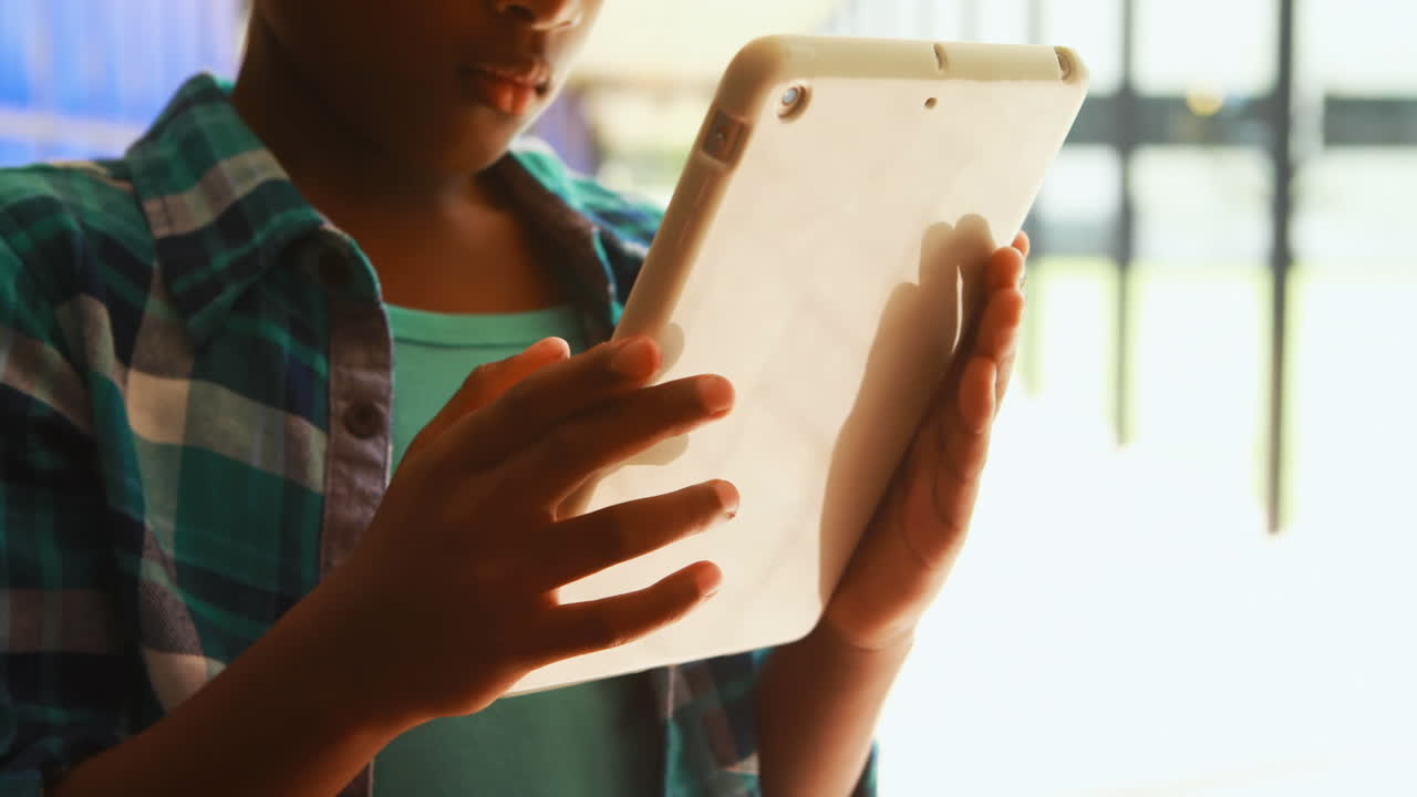 múltiples iconos de modelos de rostros humanos flotando contra la tableta digital de una niña afroamericana