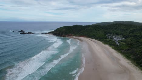 Playa-De-Arena-En-La-Costa-De-Broken-Head-Cerca-De-Byron-Bay,-Nueva-Gales-Del-Sur,-Australia---Toma-Aérea-De-Un-Drone