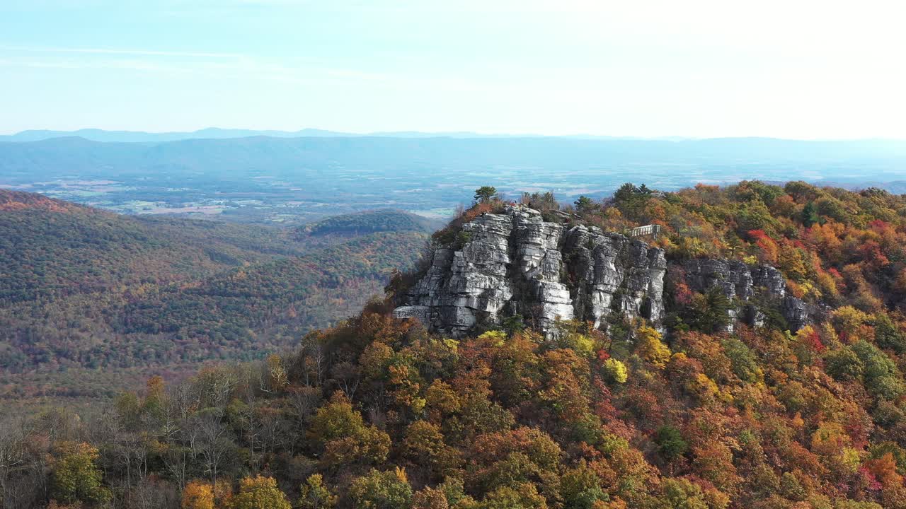 una toma aérea de big schloss, una formación rocosa en la gran montaña del norte, la frontera entre virginia y virginia occidental en otoño
