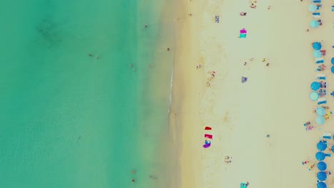 vista aérea superior de la playa de surin en phuket, tailandia, sur de tailandia, la playa de surin es un destino turístico muy famoso en phuket, playa de vista aérea de 4k