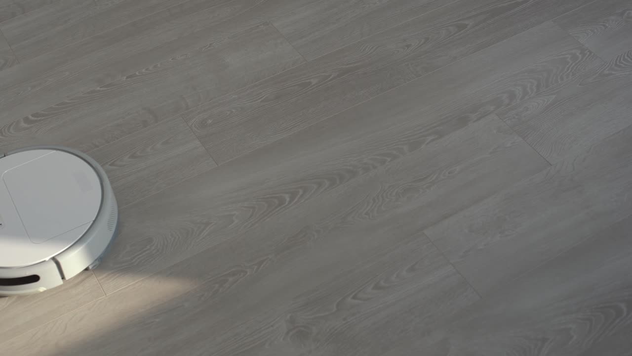 라미네이트 바닥에  ⁇  로 ⁇  진공 청소기가 거실 내부의 먼지를 청소합니다. 똑똑한 청소 기술.