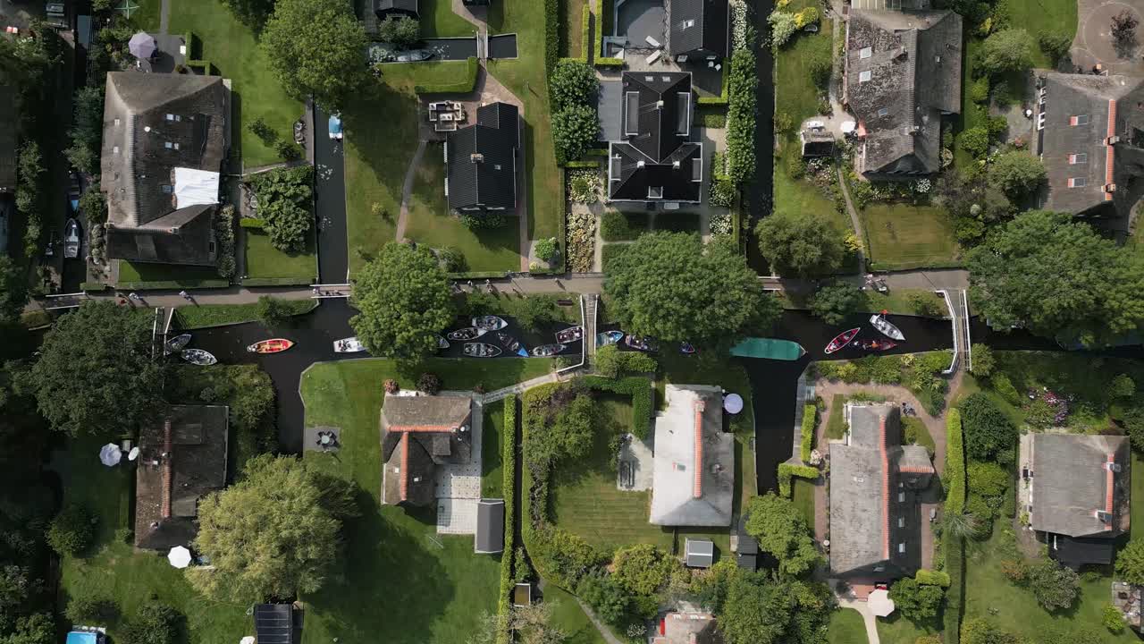 воздушный вид голландского городка на канале