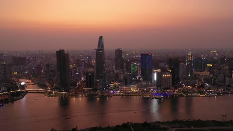 ciudad de ho chi minh, horizonte icónico de vietnam y panorama aéreo frente al río saigon en una noche ocupada con todos los edificios clave iluminados contra un hermoso cielo de colores