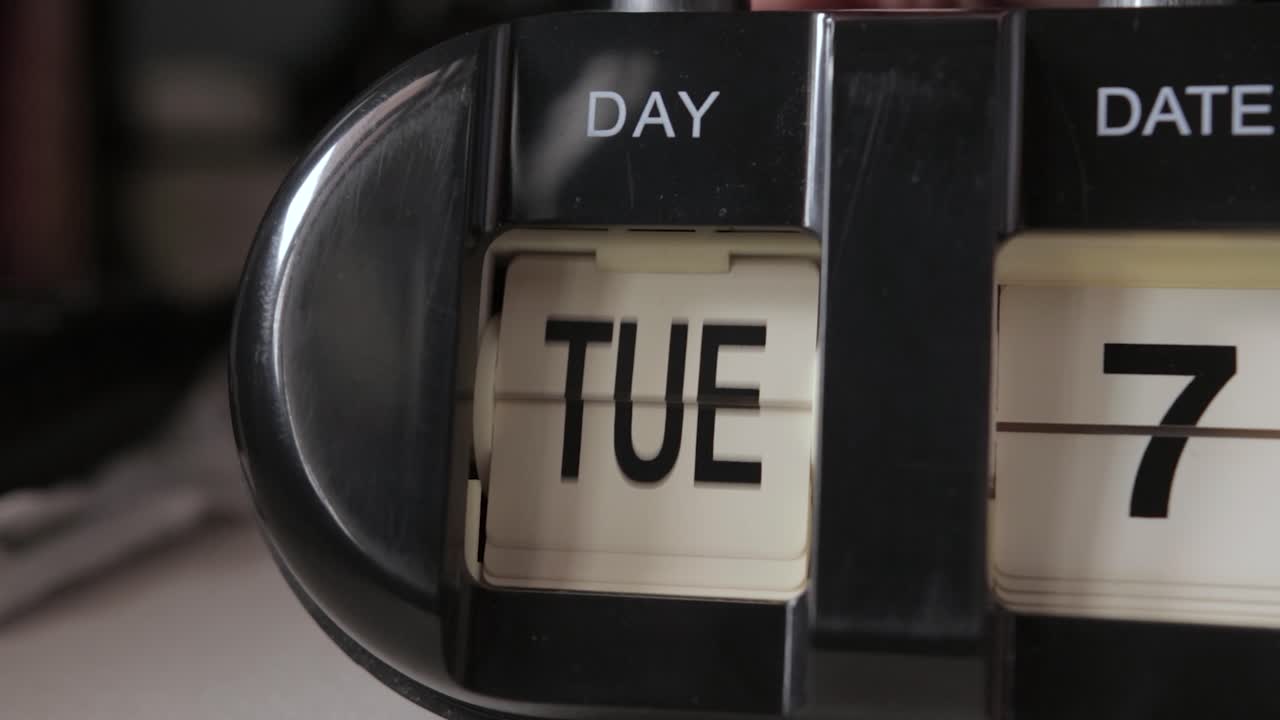 reloj mecánico retro de escritorio con tapa negra, cambio manual de días de cerca, 4k