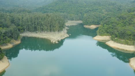 Vista-Aérea-Del-Hermoso-Embalse-Y-Las-Montañas