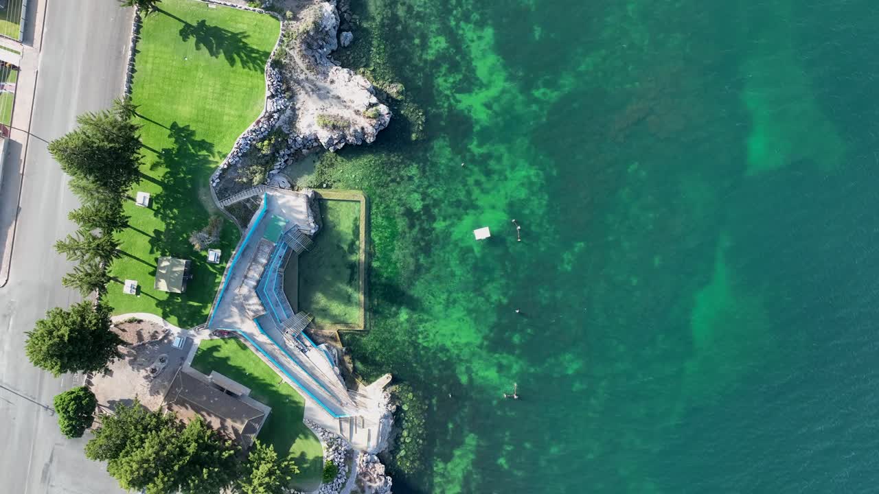 남호주 에디스버그 해안에 있는 에디스버그 조수 웅덩이에 있는 바다 웅덩이의 하향식 드론 샷