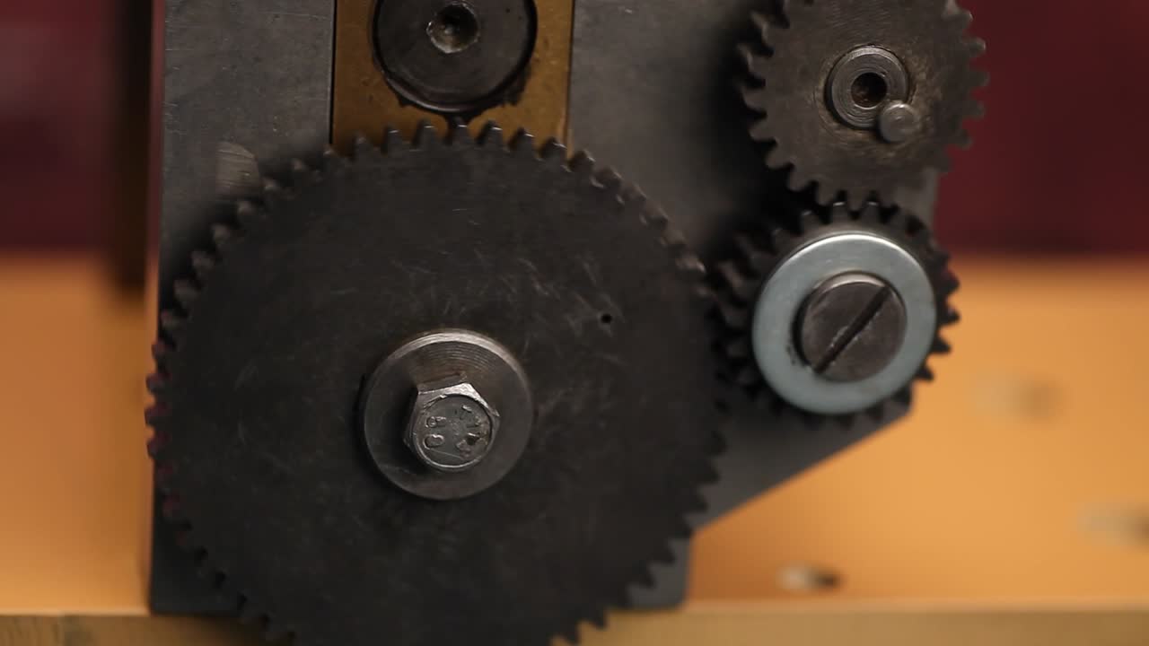 보석 롤링 밀 도구에 기계 기어 작업 보석가.