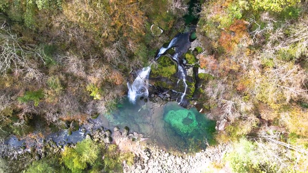 Vista aerea ascendente della cascata di Virje che si getta in una pozza cristallina, Slovenia
