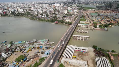 Drohnenvideo-Von-Fahrzeugen,-Die-Auf-Einer-Brücke-über-Den-Fluss-Fahren