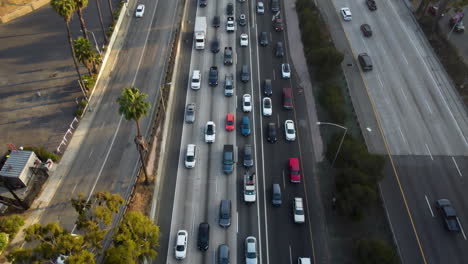 Los-Angeles-Verkehr-überkopf-Mit-Schwenk-Zur-Skyline-Der-Stadt