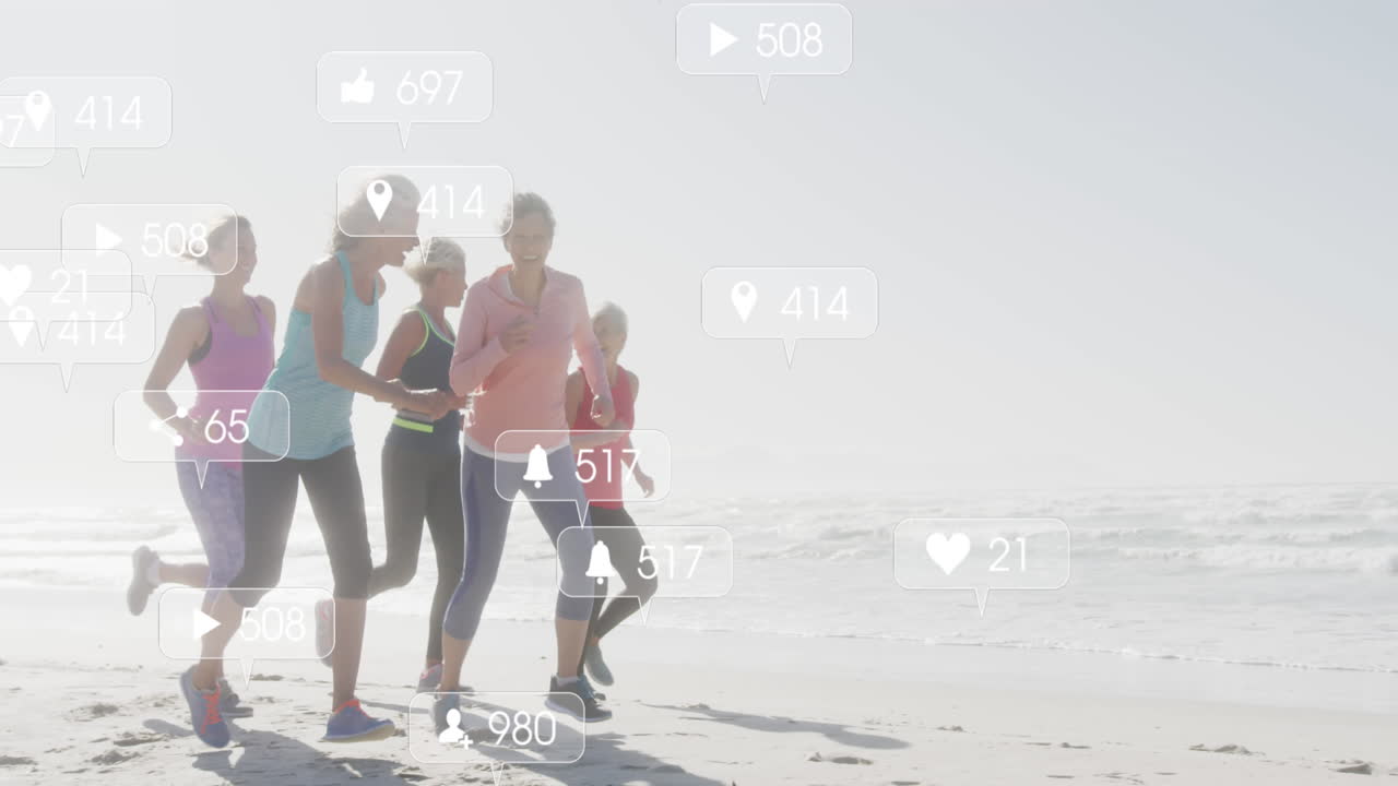 Animazione di notifiche sui social media, su donne che corrono in spiaggia