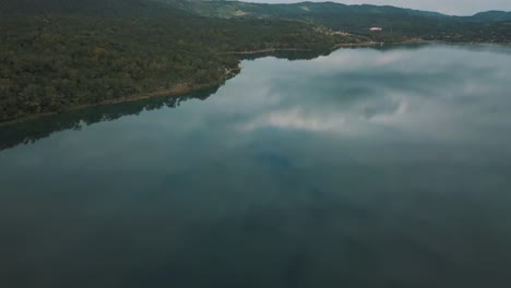 과테말라 엘 레마테 페텐 잇사(peten itza)에 있는 아름다운 반사 수정처럼 맑은 호수 위로 무인 항공기 공중 비행