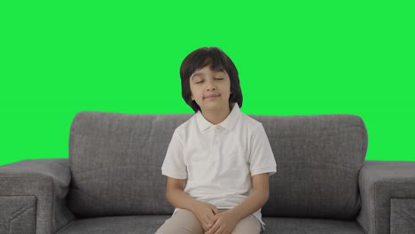 Niño-Indio-Cansado-Y-Somnoliento-Bostezando-Pantalla-Verde