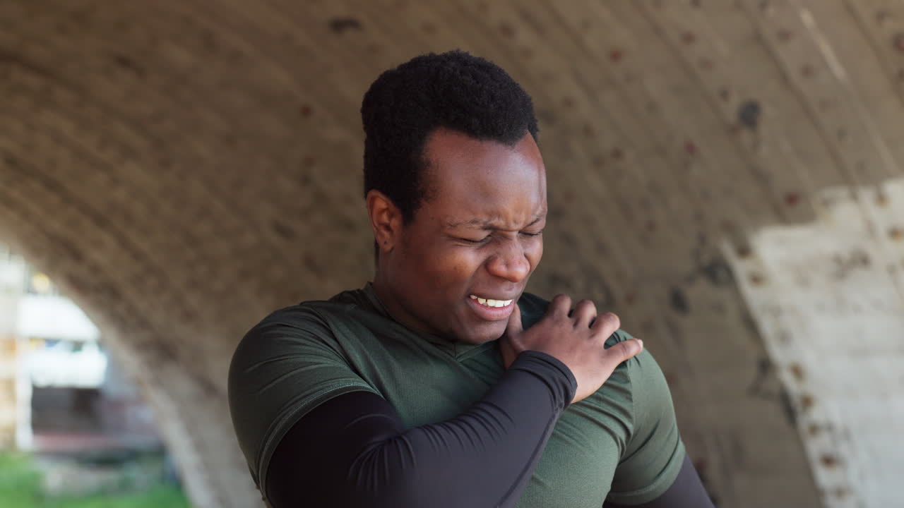 dolor en la mano, el hombro y el hombre con lesión