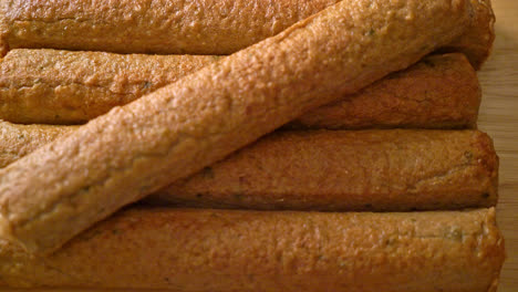 pastel de pescado chino frito o línea de bolas de pescado en tablero de madera